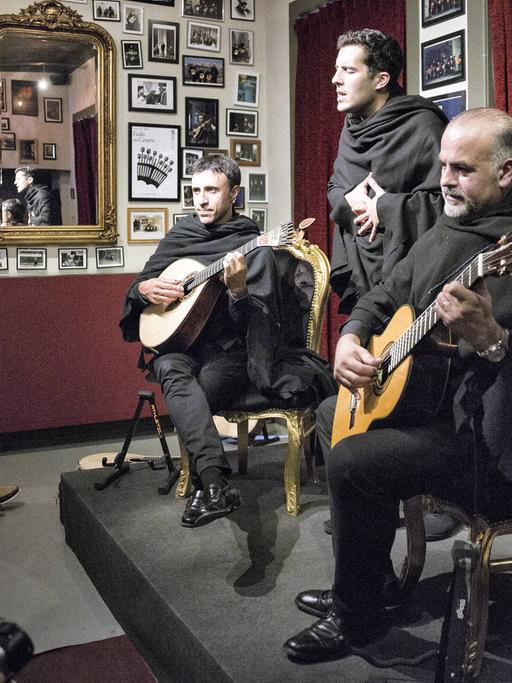 Eine Musikergruppe spielt den Fado von Coimbra in einem Fado-Club in der portugiesischen Stadt Coimbra. Er gilt als besonders traurig.