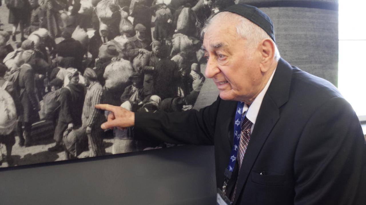 Der 87-jährige Zoltan Matyah erkennt den Mann auf dem Foto wieder und zeigt mit dem Finger darauf