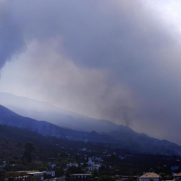 Rauch und Asche steigen am Horizont aus dem Vulkan Cumbre Vieja auf der Kanareninsel La Palma auf. 