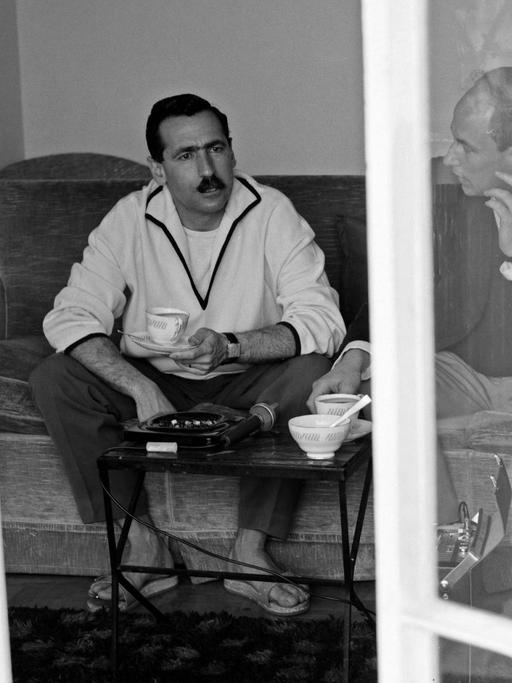 Der österreichische Journalist und Drehbuchautor Georg Stefan Troller, Frankreich 1960er Jahre.