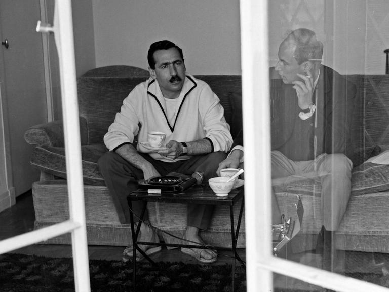 Der österreichische Journalist und Drehbuchautor Georg Stefan Troller, Frankreich 1960er Jahre.
