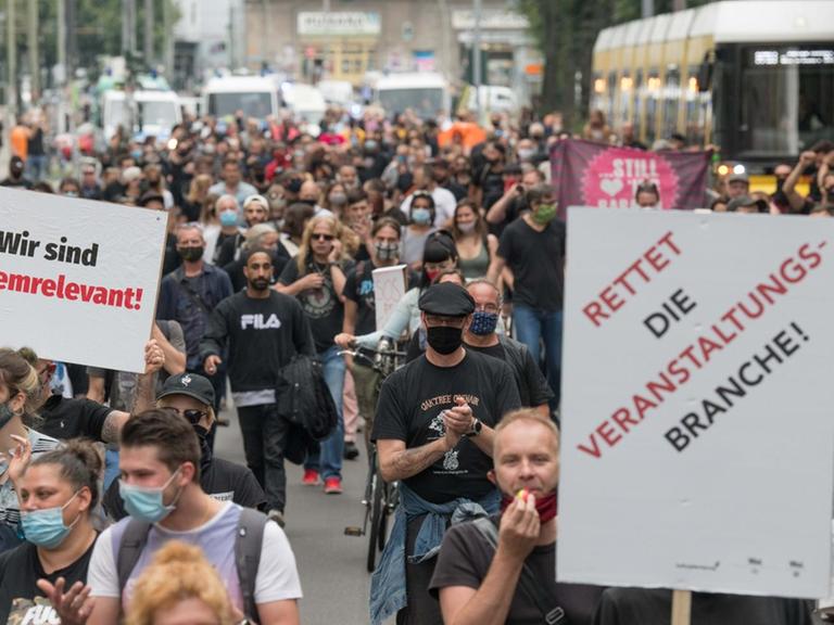 "Wir sind systemrelevant!" und "Rettet die Veranstaltungsbranche!" steht auf Plakaten, die von Teilnehmern auf einer Demonstration der Veranstaltungsbranche gezeigt werden, bei der sie erneut an ihre prekäre Lage und den Mangel an Perspektiven wegen der Einschränkungen ihrer Aktivitäten zur Eindämmung der Corona-Pandemie erinnern.