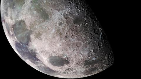 20191005b: Krater und Berge auf dem Mond sind besonders an der Schattengrenze (Terminator) gut zu sehen – daher ist der Mond rund um Halbmond im Teleskop eindrucksvoller als zur vollen Phase (Galileo/NASA)