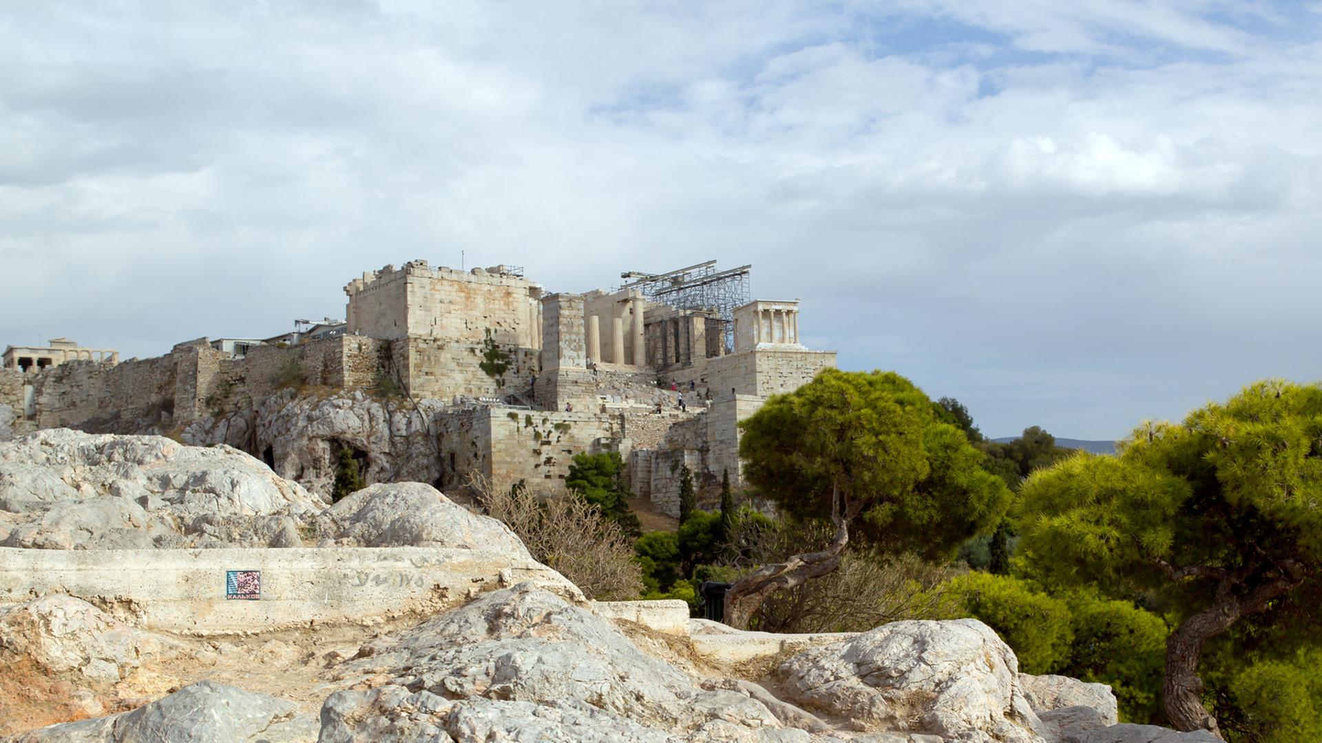 Blick auf die Akropolis in Athen (Griechenland), aufgenommen am 17.10.2012. Im Vordergrund sind die Propyläen zu sehen, die den monumentalen und repräsentativen Torbau zum heiligen Bezirk der Akropolis bilden.