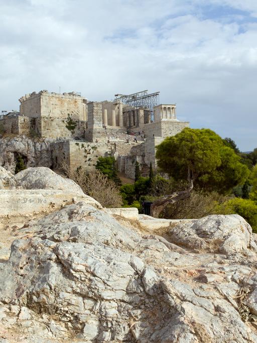 Blick auf die Akropolis in Athen (Griechenland), aufgenommen am 17.10.2012. Im Vordergrund sind die Propyläen zu sehen, die den monumentalen und repräsentativen Torbau zum heiligen Bezirk der Akropolis bilden.
