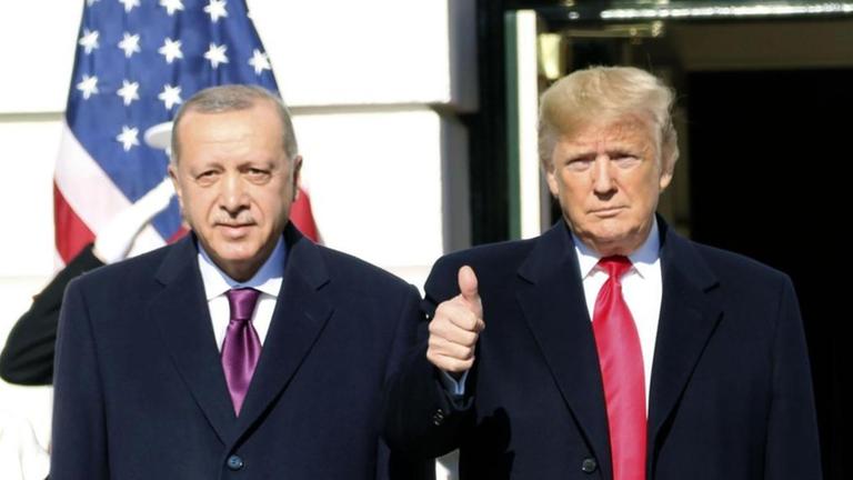 Das Bild zeigt US-Präsident Trump mit dem türkischen Präsidenten Erdogan vor dem Weißen Haus im Jahr 2019.