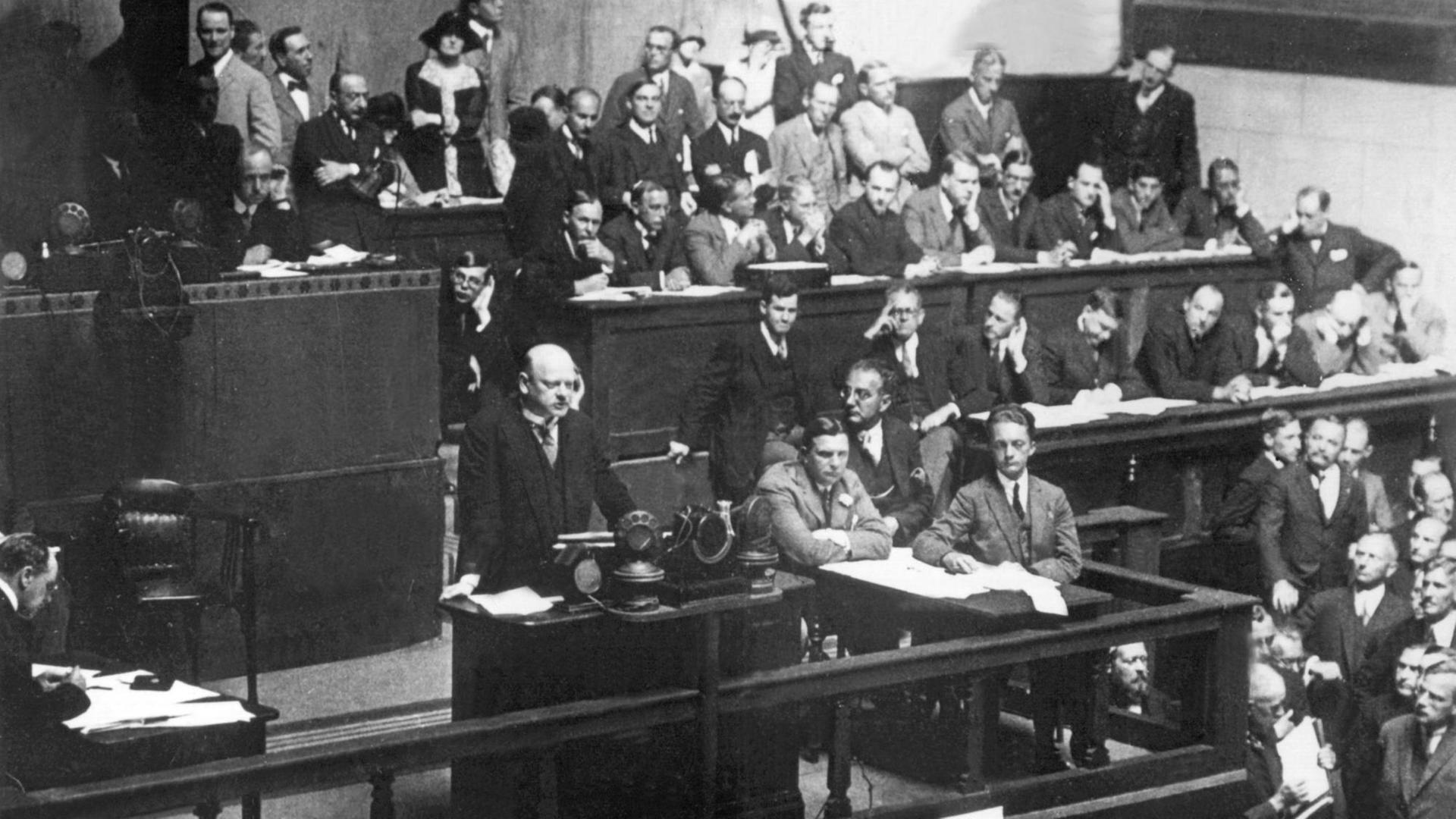 Der deutsche Politiker Dr. Gustav Stresemann (Mitte am Rednerpult) spricht vor den Mitgliedern des Völkerbundes. (undatierte Aufnahme) |