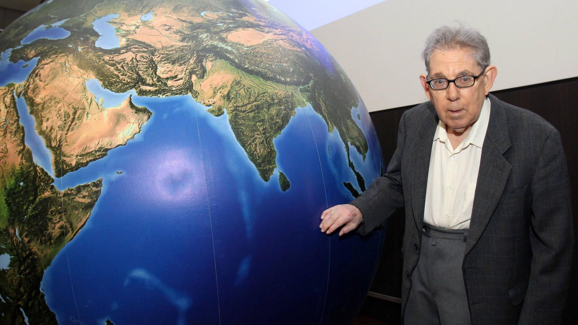 Der niederländische Meteorologe Paul Crutzen beim Geocycles Symposium 2012 an der Fachhochschule Mainz (FH). Er war von 1980 bis 2000 Direktor am Max-Planck-Institut für Chemie in Mainz und erhielt 1995 für seine Arbeiten im Gebiet der Atmosphärenchemie den Nobelpreis für Chemie.
