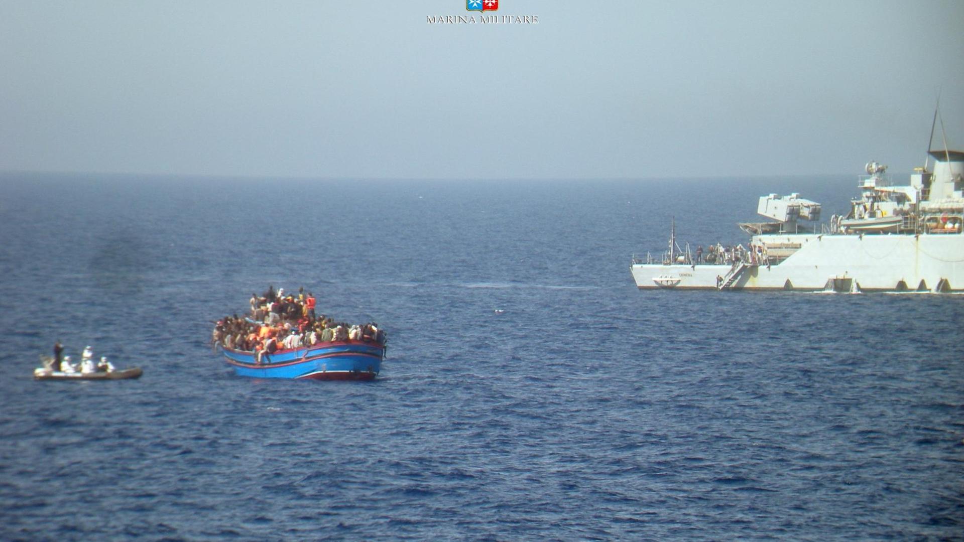 Ein Flüchtlingsboot auf offenem Meer.