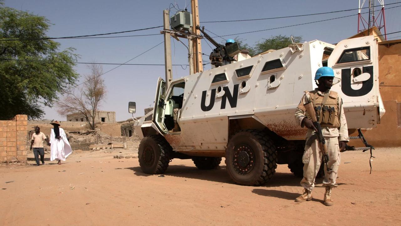 Das Bild zeigt ein weißes, gepanzertes Fahrzeug der UNO-Friedenstruppe MINUSMA in Timbuktu/Mali.