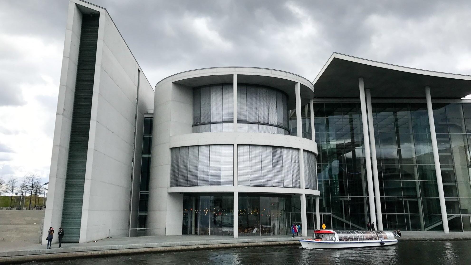 Dunkle Wolken hängen überdem Paul-Löbe-Haus im Berliner Regierungsviertel.