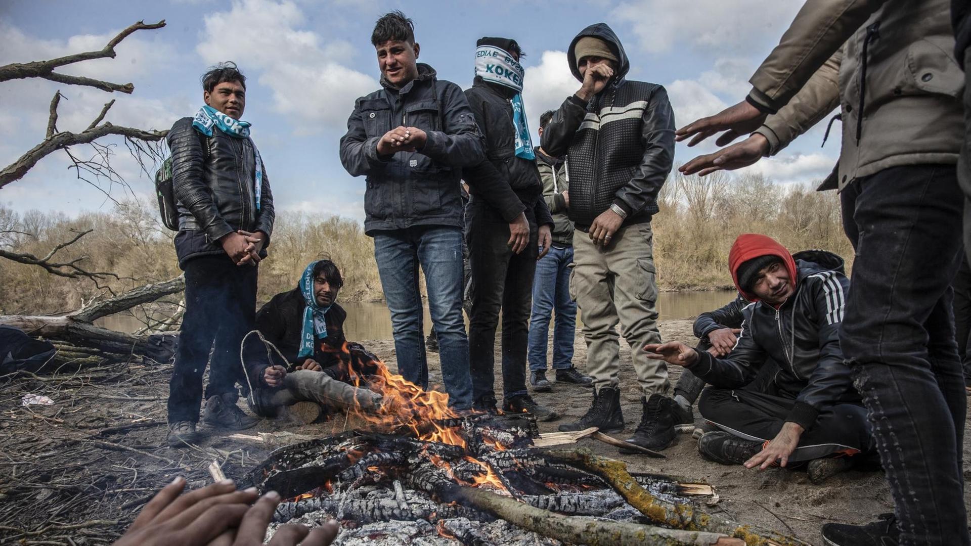 Flüchtlinge in der türkischen Provinz Edirne wärmen sich auf, bevor sie den Versuch starten, nach Griechenland durchzukommen.