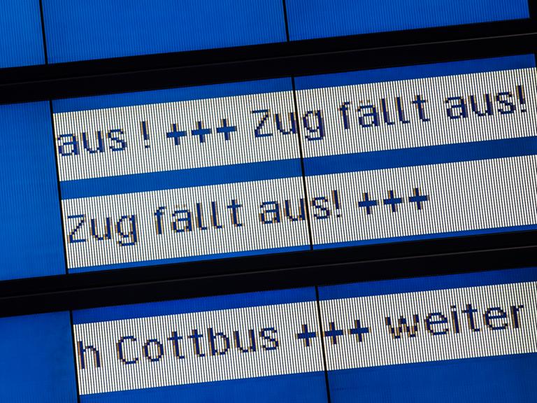 Die Anzeigetafel informiert am 07.10.2014 in Berlin Reisende am Ostbahnhof über Zugaufälle.