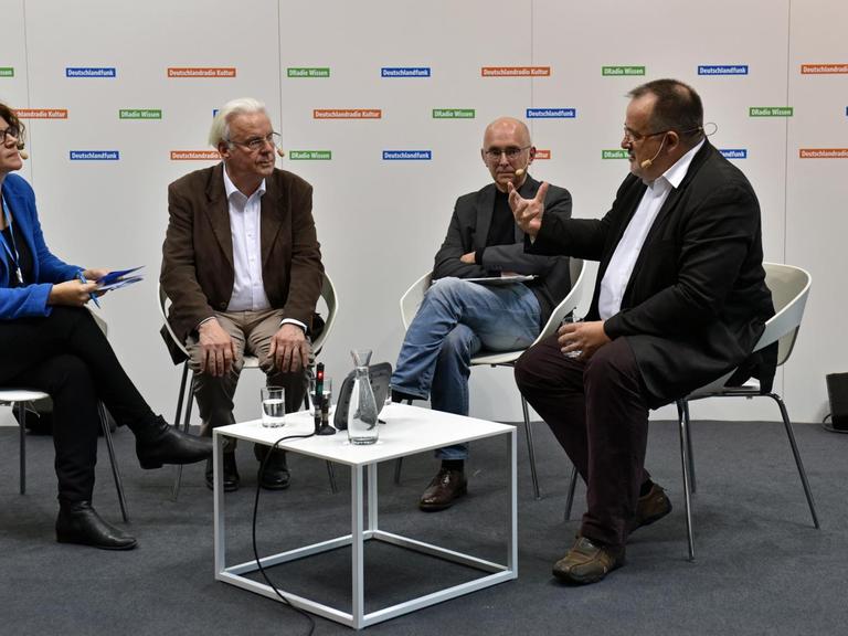 Die Diskussionsrunde: Melanie Longerich, Uwe Pörksen, Wolfgang Fach, Matthias Zimmer (v.l.)