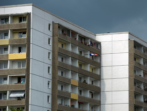 Ein Plaatenbau in Hoyerswerda. Seit der Wende schrumpft die Bevölkerung der Stadt dramatisch, viele der alten DDR-Bauten in Hoyerswerda-Neustadt werden wieder eingerissen.