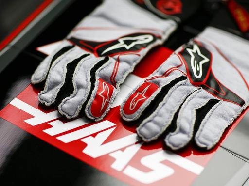Die Handschuhe des Formel-1-Fahrers Kevin Magnussen vom Team Haas F1