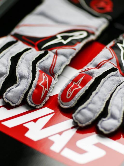 Die Handschuhe des Formel-1-Fahrers Kevin Magnussen vom Team Haas F1