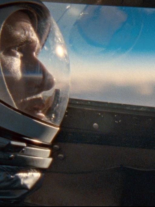 Schauspieler Ryan Gosling in Astronauten-Montur als Neil Armstrong in einer Szene des Weltraumdramas "First Man - Aufbruch zum Mond".