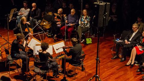 Die vier Musiker des Asasello Streichquartetts spielen in einem Konzert