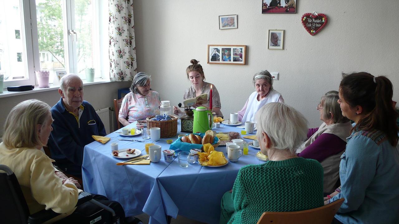 Nicht immer ist soviel Zeit: gemeinsames Frühstück von Menschen mit Demenz und ihren BetreuerInnen im "Plüschzimmer" 