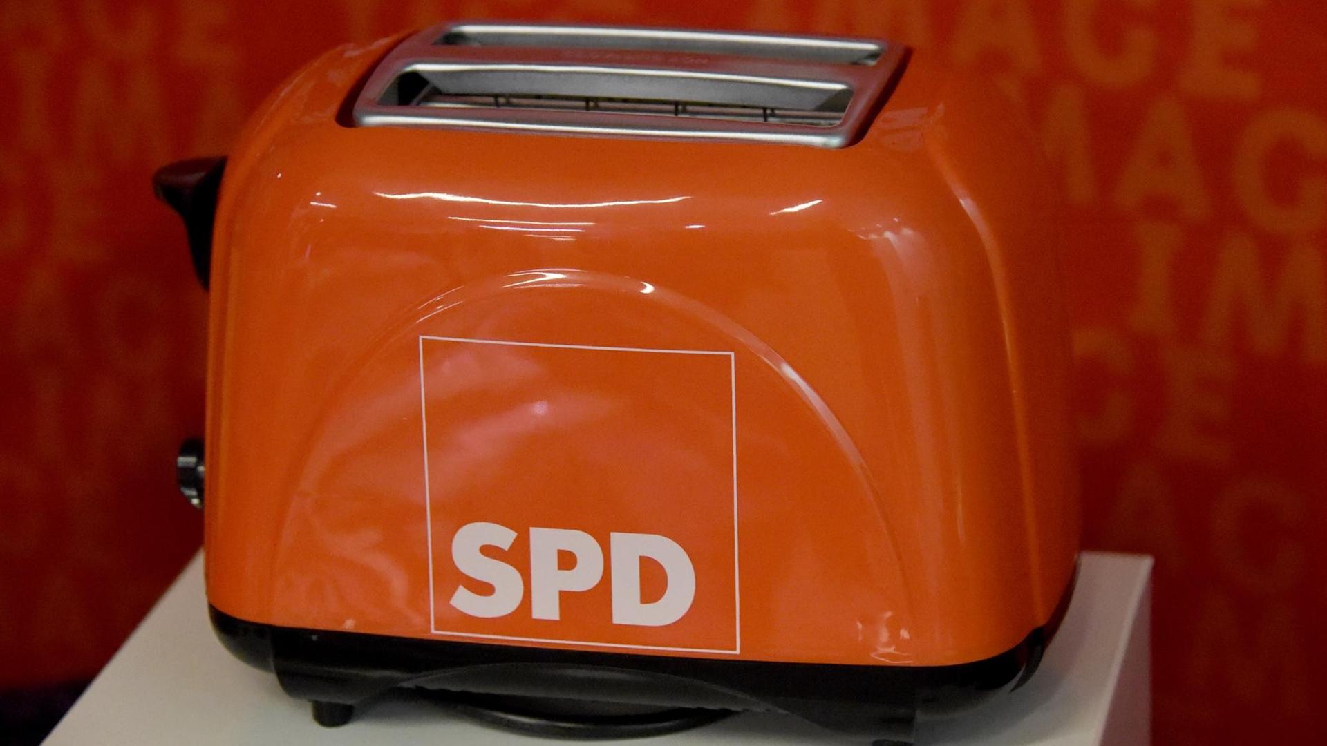 Ein Toaster im SPD-Design steht am 14.03.2015 an einem Verkaufsstand auf dem Landesparteitag in Neumünster (Schleswig-Holstein).