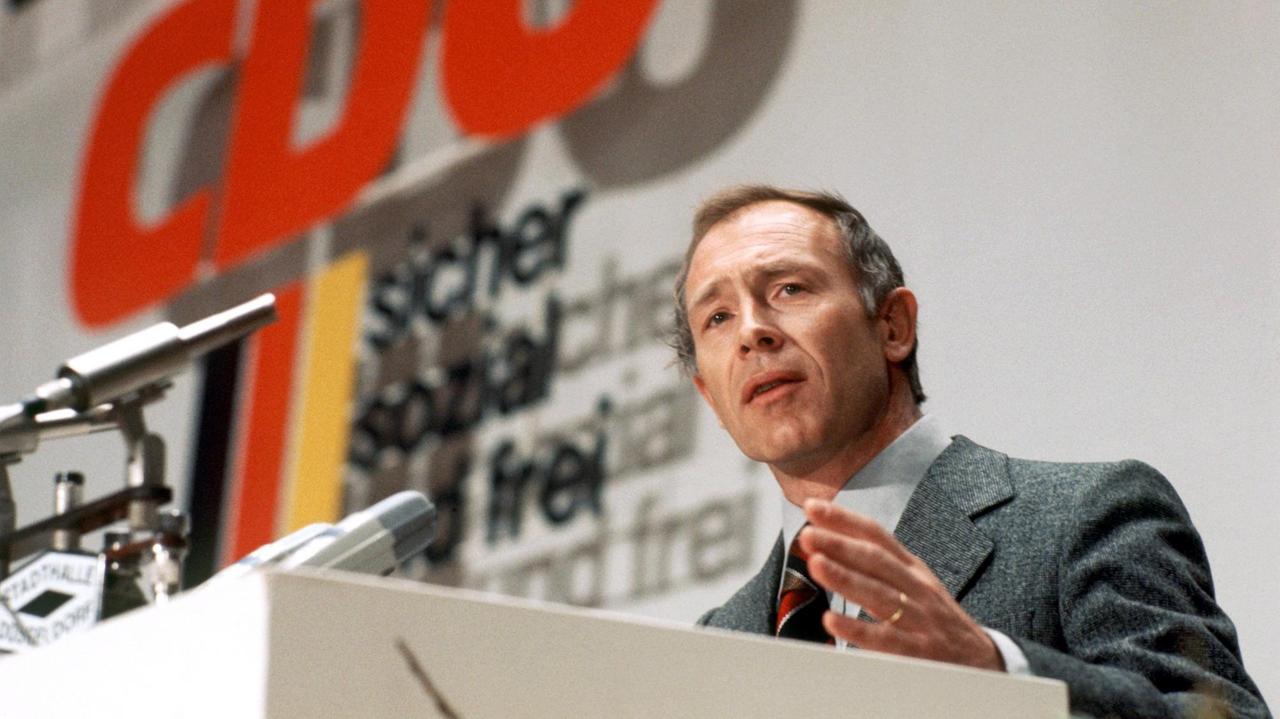 Der neugewählte CDU-Generalsekretär Heiner Geißler am Rednerpult während des Bundesparteitages der CDU, der vom 7. bis 9. März 1977 in der Düsseldorfer Stadthalle stattfand.
