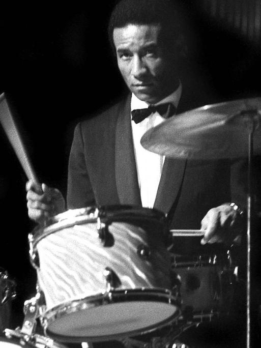 Der US-Jazzmusiker Max Roach spielt 1966 bei einem Konzert in der Nähe von Paris Schlagzeug.