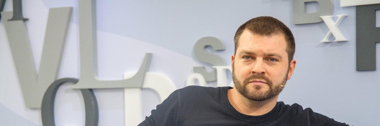Der Blogger und Autor Christian Brandes alias Schlecky Silberstein sitzt auf einem Sofa bei der Leipziger Buchmesse im Jahr 2018.