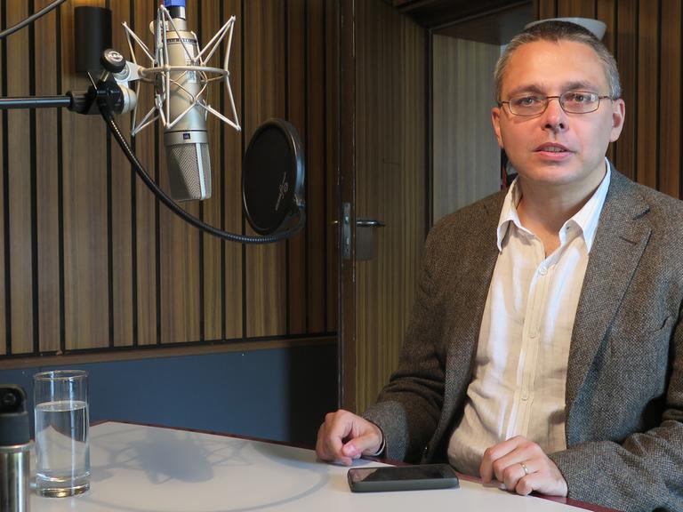 György Dragomán im Studio von Deutschlandradio Kultur