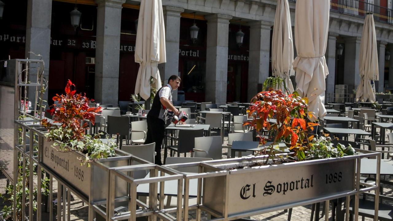 Ein Kellner schließt eine Bar auf der Plaza Mayor in Madrid. 