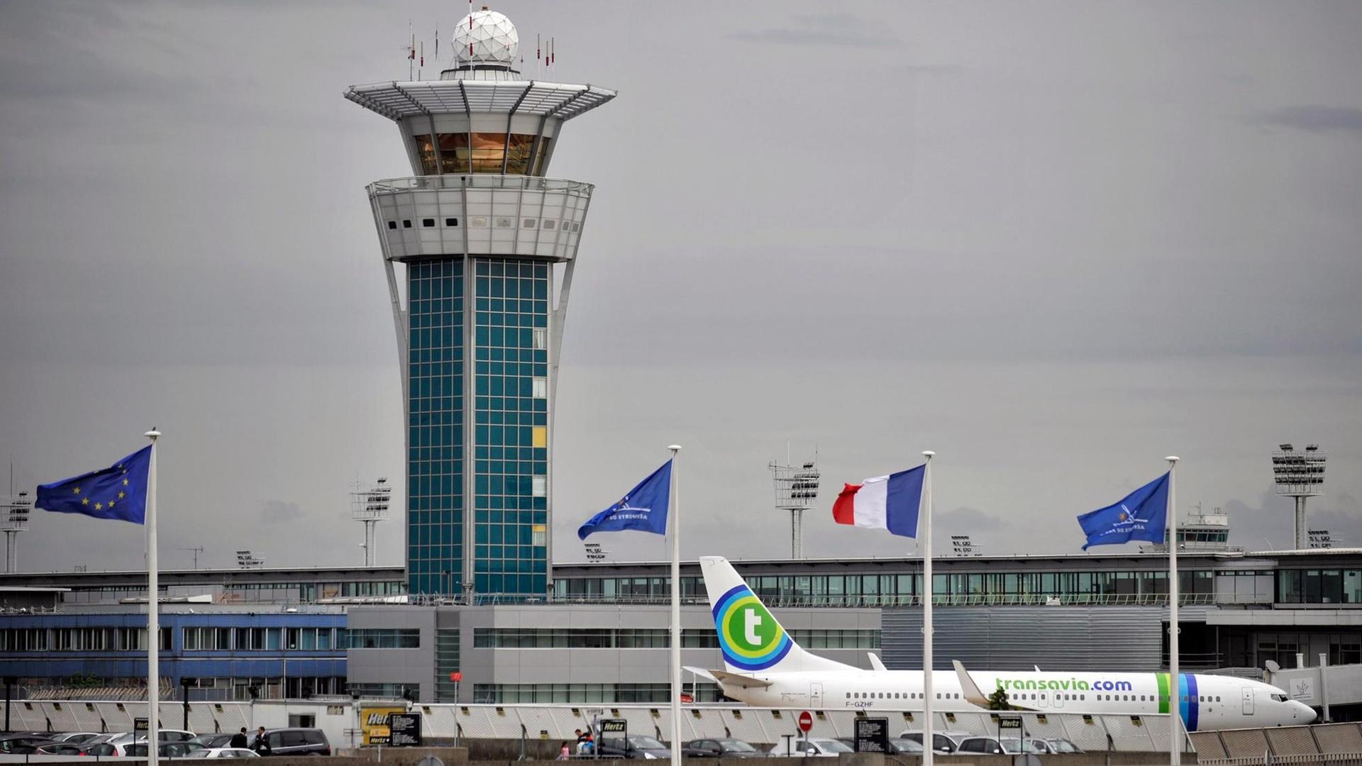 Eine Maschine rollt am Tower des Flughafens Orly bei Paris vorbei. Eine Maschine rollt am Tower des Flughafens Orly bei Paris vorbei.