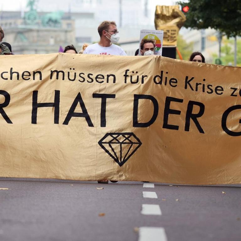 Menschen bei der Demonstration Unteilbar in Berlin am 4. September 2021. Die Protest richtet sich gegen den Klimawandel, gegen Rassismus und soziale Ungerechtigkeit.