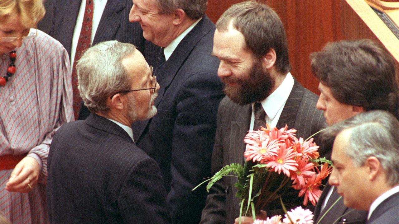 Lothar de Maizière (l, CDU) nimmt nach seiner Wahl zum Ministerpräsidenten der DDR in der Ost-Berliner Volkskammer die Glückwünsche von Außenminister Markus Meckel (r, SPD) entgegen. Am 12. April 1990 wurde die erste frei gewählte Regierung der DDR vereidigt. Dem Kabinett gehören 23 Mitglieder der Koalition aus Allianz, SPD ind Liberalen an.