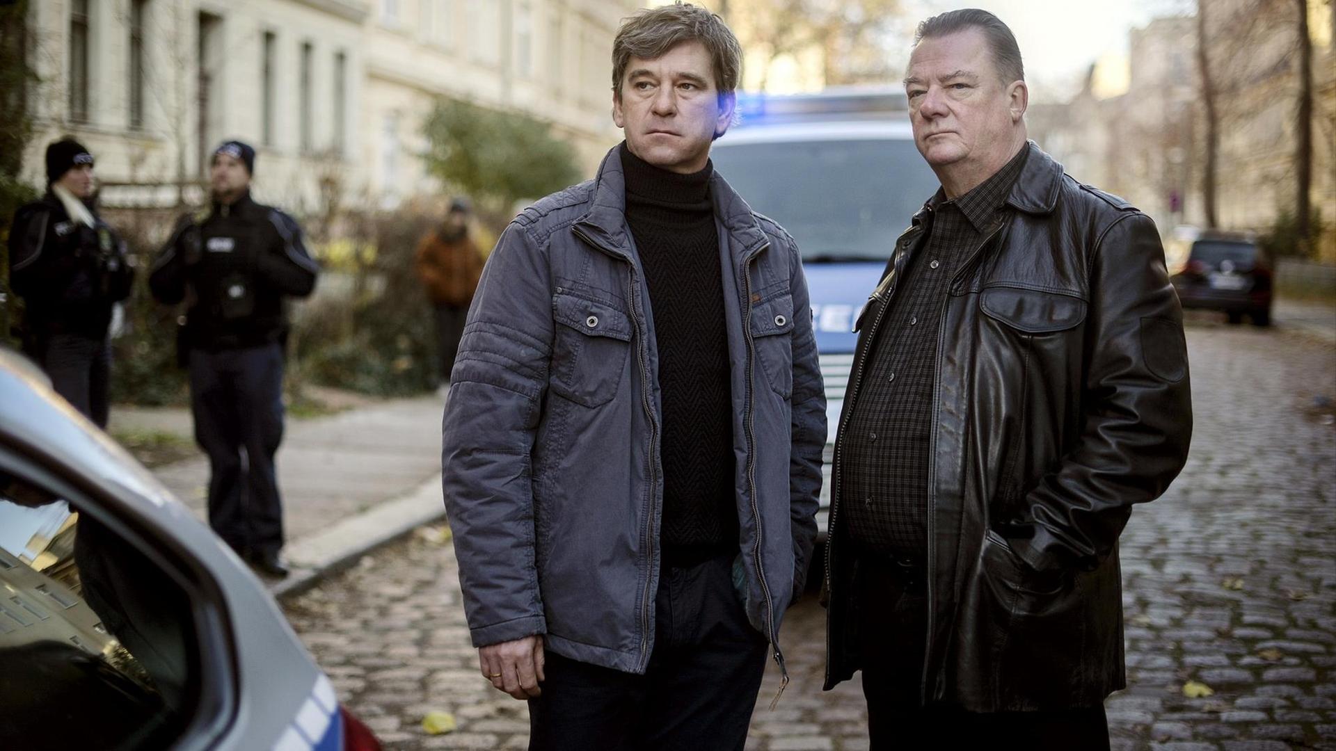 Kommissar Michael Lehmann (Peter Schneider) und Kommissar Henry Koitzsch (Peter Kurth) am Tatort.