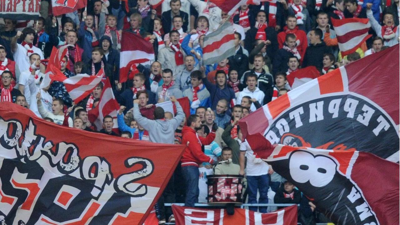 Fans des FK Rostow feiern auf der Tribüne mit Plakaten