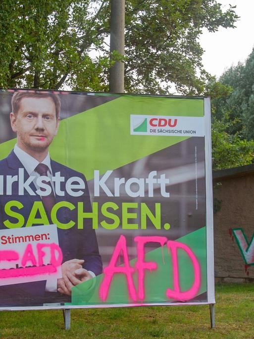 Ein großes CDU-Wahlplakat zur Landtagswahl am 01.09.2019 auf dem Michael Kretschmer (CDU), Ministerpräsident von Sachsen zusehen ist, ist mit "AFD" übersprüht worden.