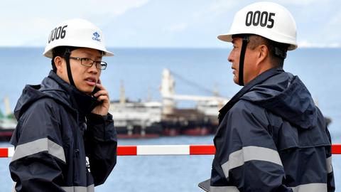 Chinesische Ingenieure auf der Baustelle für die geplante Brücke auf die Peljesac-Halbinsel in Kroatien