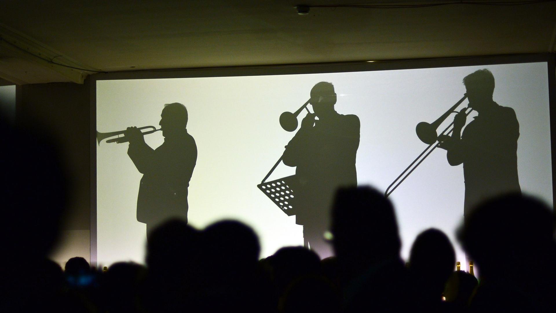 Die Silhouetten von live spielenden Orchestermusikern