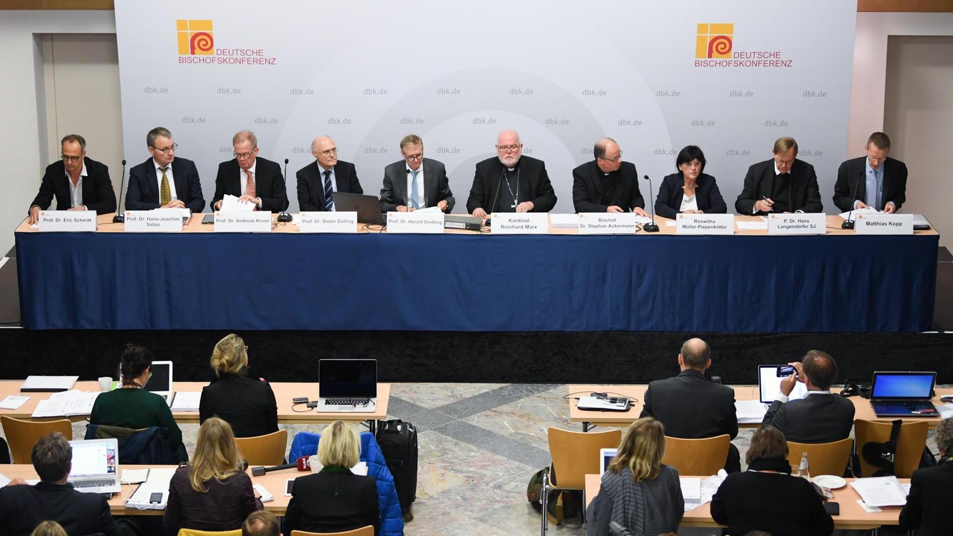 Das Foto zeigt die Pressekonferenz für die Studie zum Missbrauch in der Katholischen Kirche, in der Mitte Kardinal Reinhard Marx (M), Vorsitzender der Deutschen Bischofskonferenz.