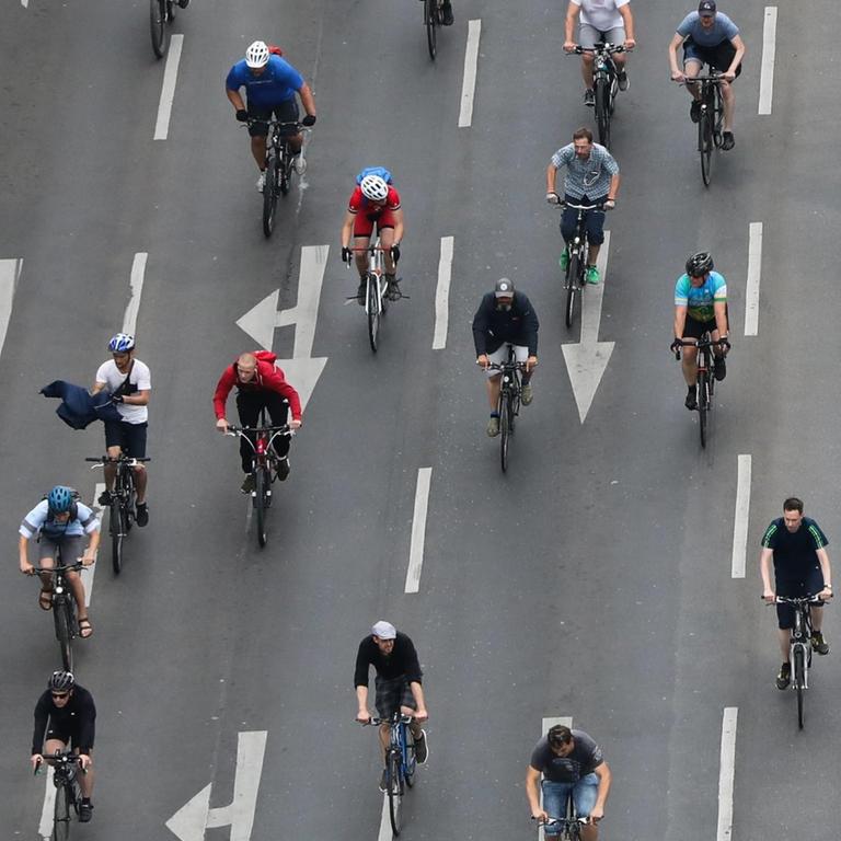 Berlin: Radfahrer nehmen an der ADFC-Fahrrad-Sternfahrt unter dem Motto "Mobilitätsgesetz verabschieden - für saubere Luft und ein fahrradfreundliches Berlin!» teil. Gestartet wurde in verschiedenen Teilen Berlins.