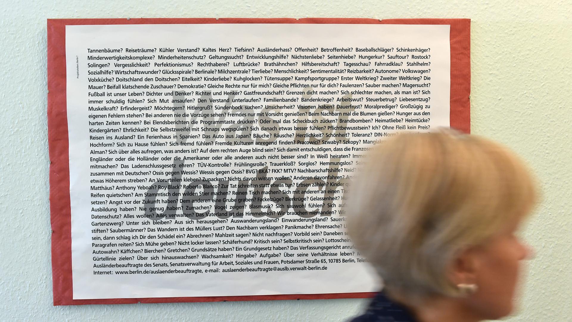 "Was ist deutsch?" steht auf einem Plakat in Berlin im AWO Begegnungszentrum in der Adalbertstraße.