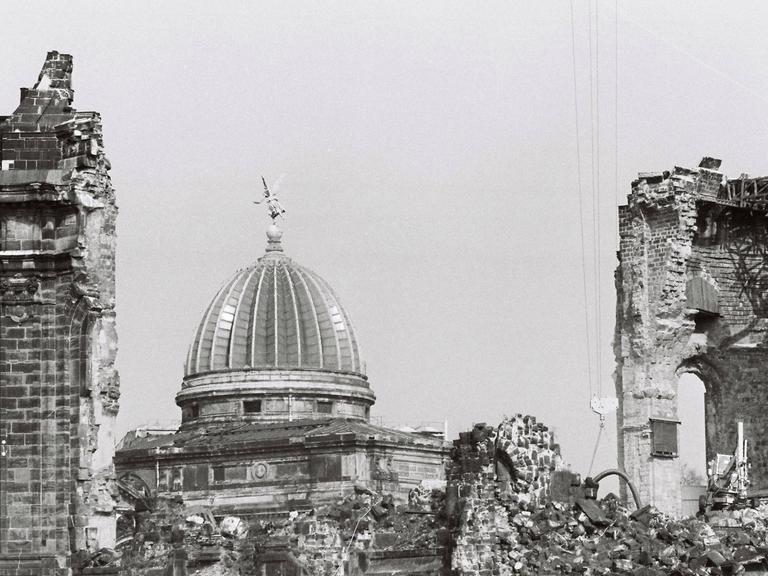 Die Ruinen der zerstörten Dresdner Frauenkirche