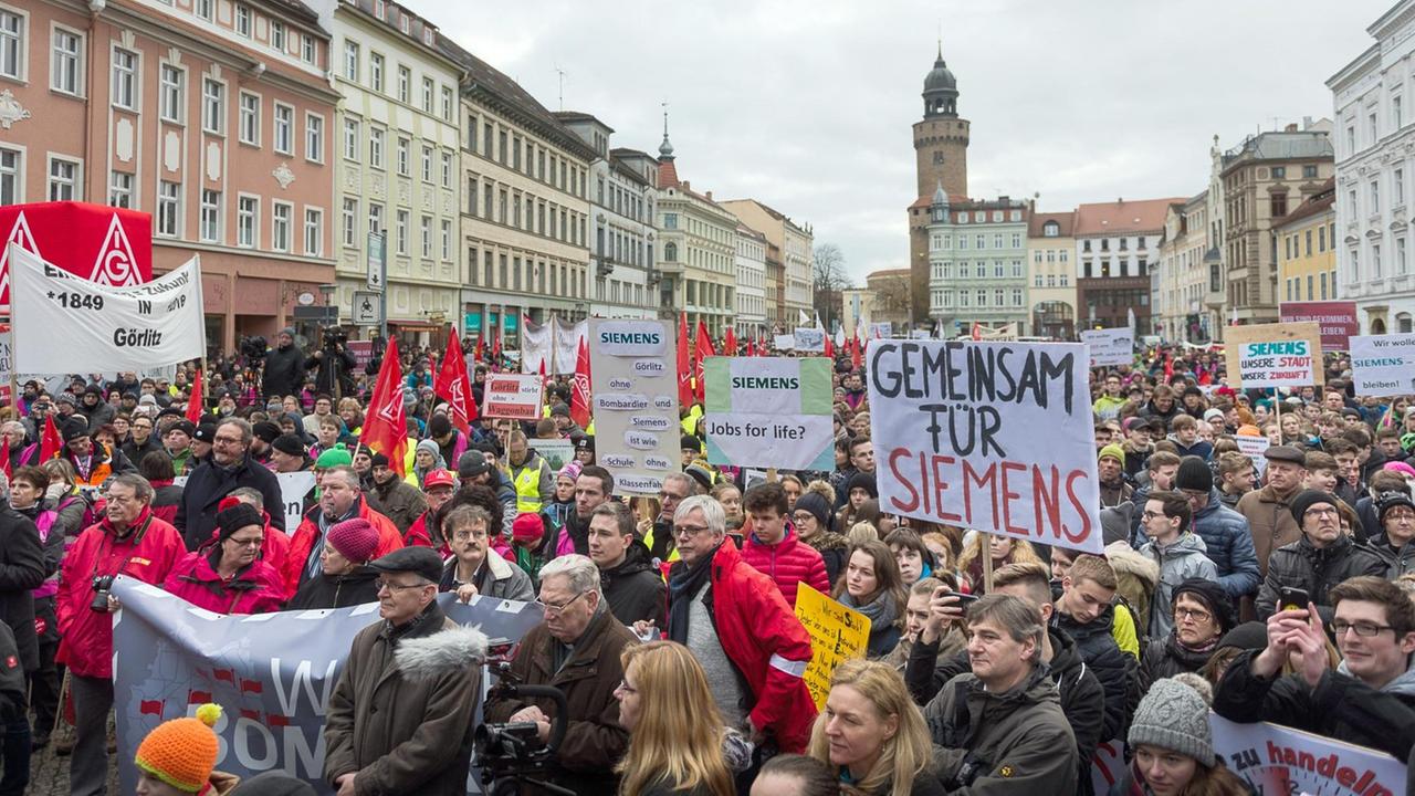Beschäftigte von Siemens und Bombardier nehmen auf dem Obermarkt in Görlitz (Sachsen) an einer Demonstration der IG Metall Ostsachsen für den Erhalt ihrer Arbeitsplätze teil