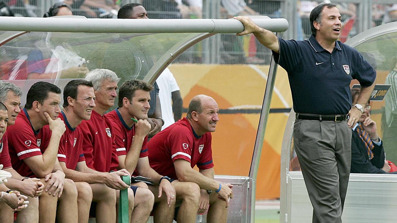 Bruce Arena steht als Nationaltrainer der USA bei der WM 2006 an der Auswechselbank und dirigiert seine Spieler. Bruce Arena steht als Nationaltrainer der USA bei der WM 2006 an der Auswechselbank und dirigiert seine Spieler.