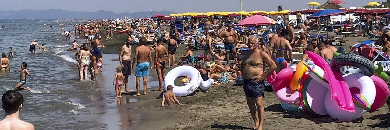 Ein überfüllter Strand in Italien.