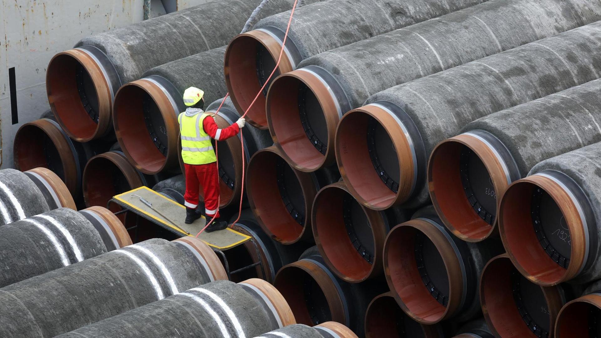 Das Verlegeschiff "Audacia" verlegt in der Ostsee vor der Insel Rügen Rohre für die Gaspipeline Nord Stream 2.