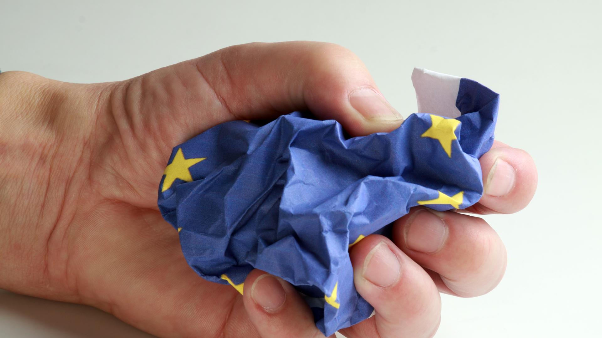 In einer Faust zerknüllte europäischeFahne In einer Faust zerknüllte europäischeFahne