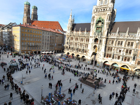 Anstehen gegen Studiengebühren in München auf dem Marienplatz
