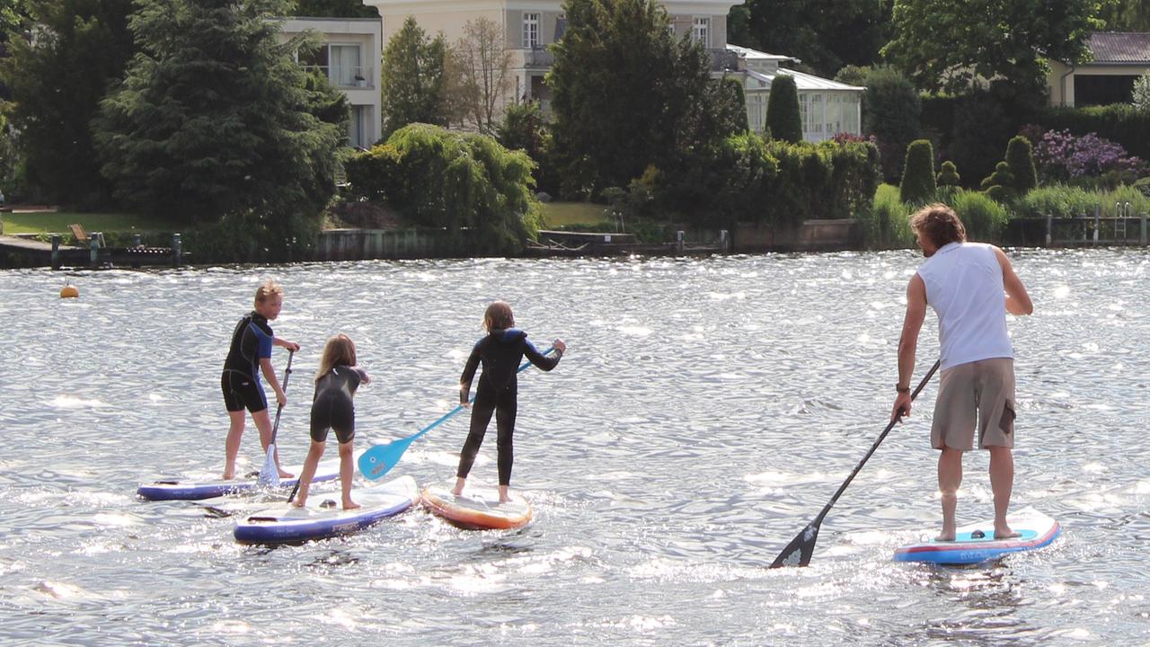 Trainer und Stehpaddler auf dem Wasser Trainer und Stehpaddler auf dem Wasser