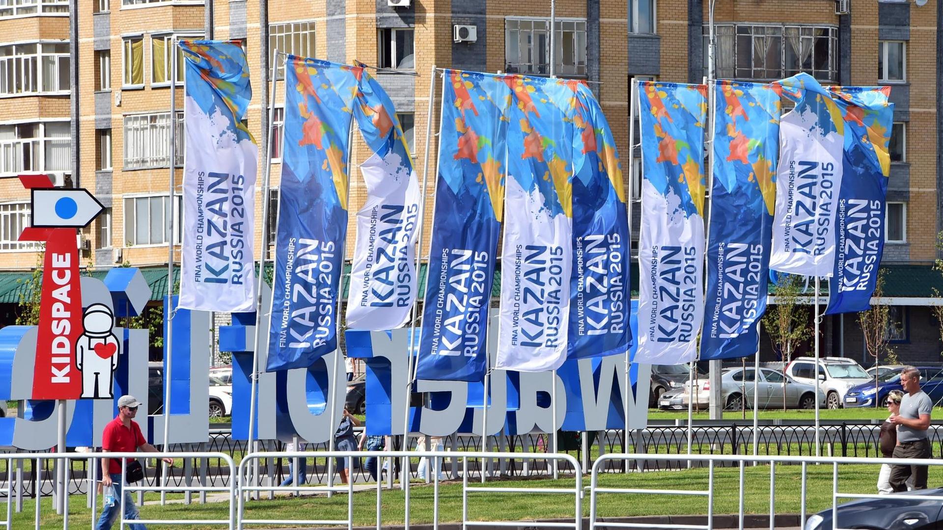 Fahnen mit dem Schriftzug "Kazan Russia 2015" wehen im Wind. 